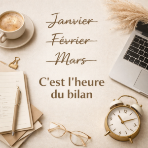 Premier bilan trimestriel de 2026 avec les mois janvier février et mars barrés sur un bureau minimaliste beige avec ordinateur portable et carnet