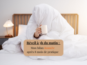 Personne assise dans son lit au réveil, cachée sous la couette avec une tasse à la main, pour illustrer un réveil à 3h du matin